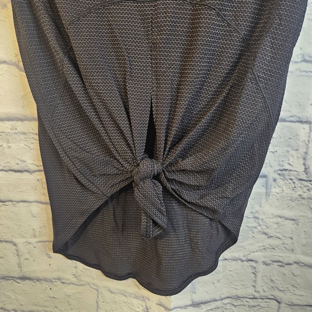 Lululemon Black/Gold Open Tie Back Shortsleeved Top Womens Sz 2 - Picture 4 of 6